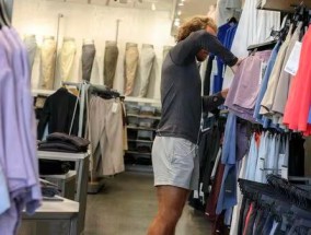 美国人开启疯狂囤货模式，“中国商品被抢空”